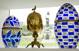 Zwei blaue und ein goldenes Ei im Eiermusum Bertoni